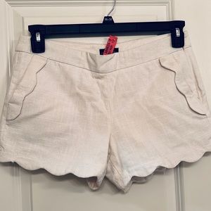 White, Scalloped, Lined shorts- size 4/6